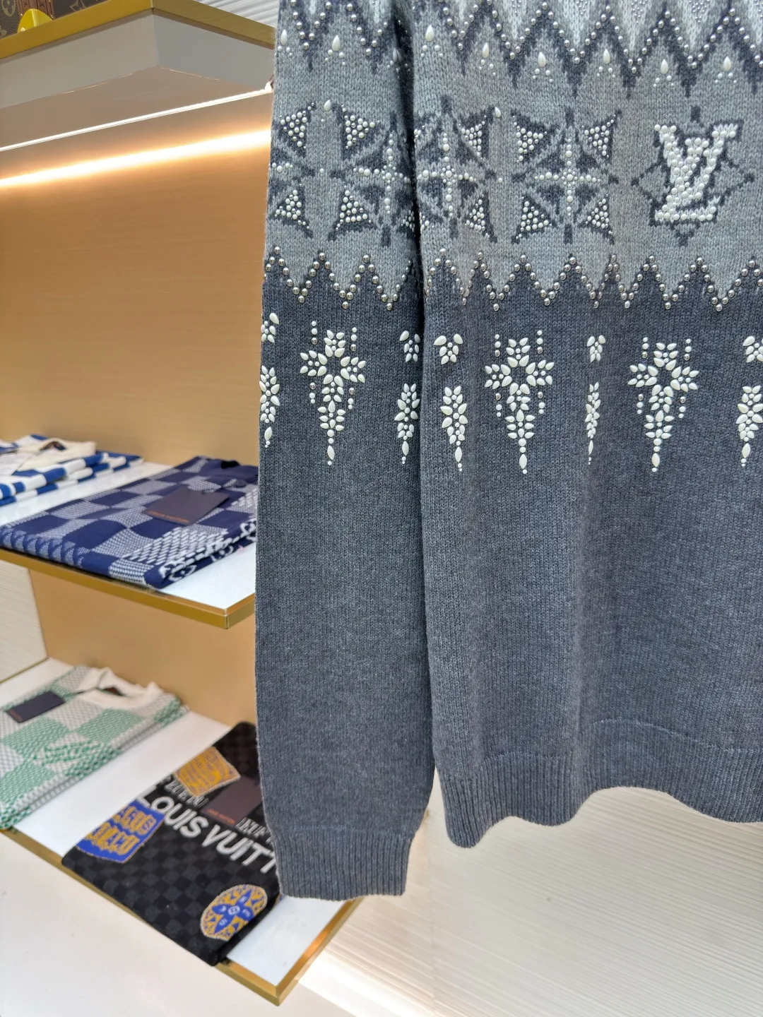 LOUIS VUITTON diamond-filled snowflake sweater ●Authentic product: 27500 purchased and developed ●Item number: 1680456-D60 ●Fabric: wool fabric ●Technology: knitted production ●Version: fitted version ●Weight: about 775 grams ●Size: The overall particles of the imported beads are uniform in color and full of brightness. The number and size of the beads are at the limit, and they are particularly easy to position. The beads are placed manually, from large to small, and the cannon beads are manually placed each time. A piece of clothing needs to be manually placed in dozens of positions, which is super time-consuming. The labor cost alone is equivalent to the cost of an ordinary sweater. The process is extremely complex and cumbersome. The high-temperature operation of a pneumatic heat press machine positions the beads in an array and combination. The overall wiring is straight and delicate, the fabric is comfortable and soft, and the color is consistent without color difference. It can be matched with the same style to create a fashionable look and control various occasions. Customized accessories, complete with three standards, same style for men and women!